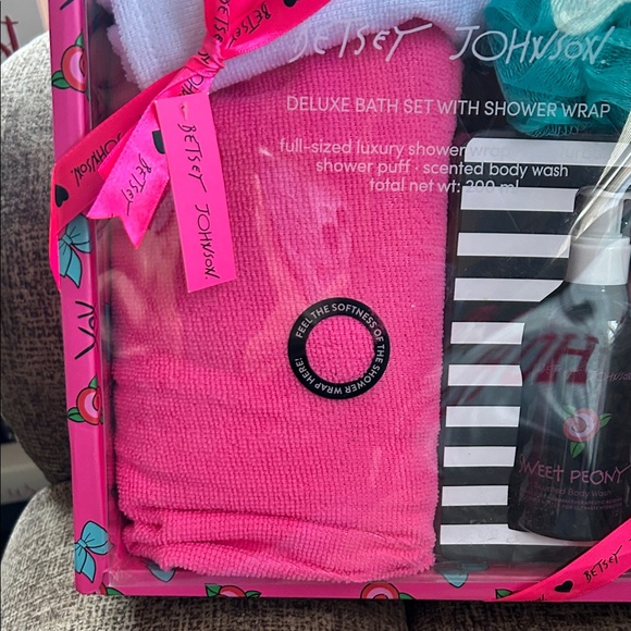 Betsey Johnson Pink and White Bath Set - Picture 6 of 8